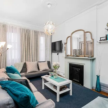 Cloverleaf Apartment - Perfectly Located Near Restaurants, Shops, & Sites